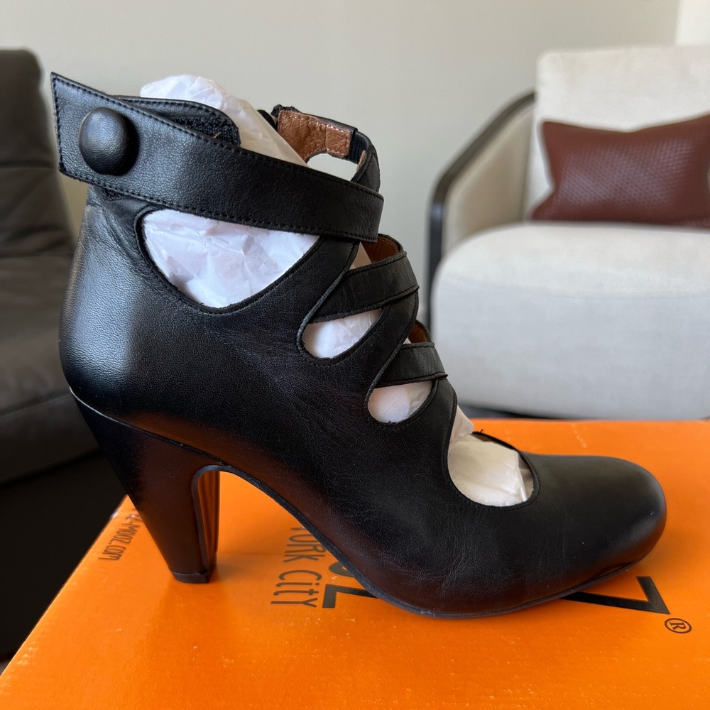 Classic Black Leather Women's Heel Pump